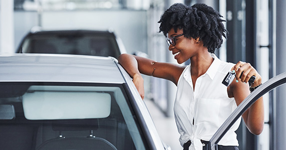 woman purchasing new car
